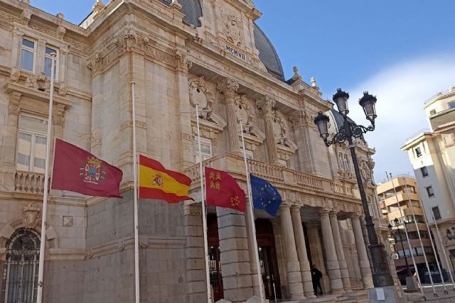 Las banderas del Palacio Consistorial expresan el pésame por la muerte de José Luis Mendoza