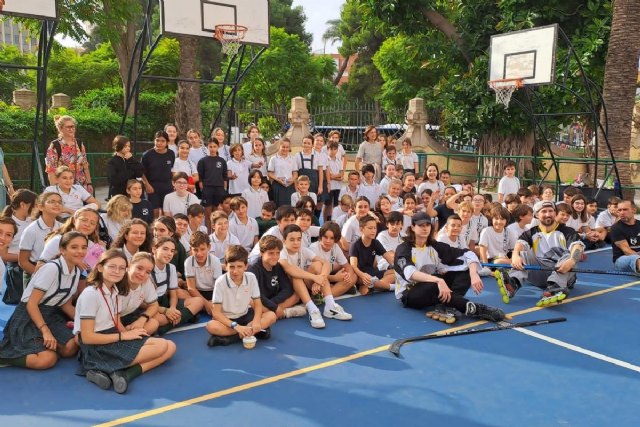 Jornada deportiva en Colegio Carmelitas de acercamiento el hockey en linea con el C.H.Cartagena a través del ADE