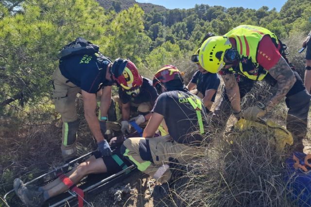 Bomberos de Cartagena intervienen en el rescate de una senderista evacuada en helicóptero en La Muela