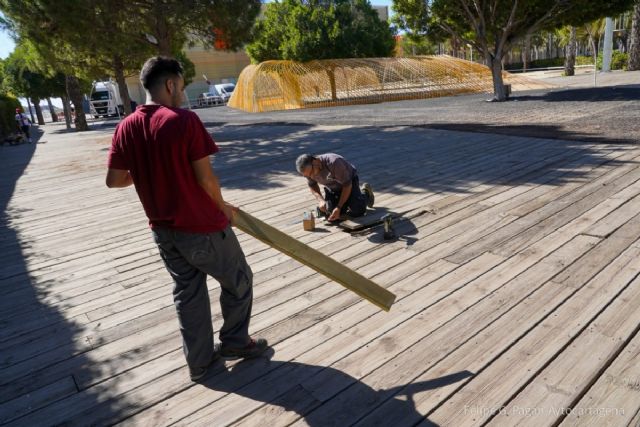 El Ayuntamiento repara tablas de madera en los suelos del exterior de El Batel