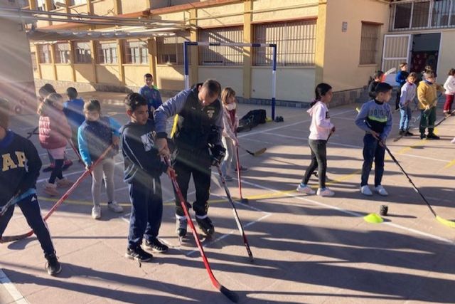 El programa ADE y el Club Cartagena acercan el hockey en línea al CEIP Antonio Ulloa