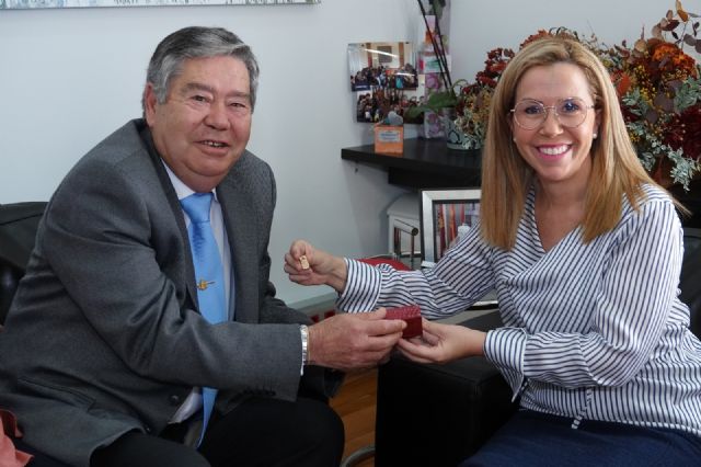 La vicealcaldesa entrega el distintivo de Cartagena a Manuel Ponce, Procesionista del Año 2020