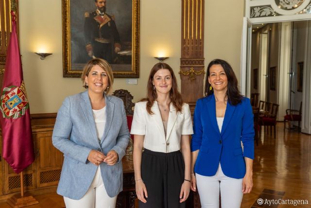 La alcaldesa recibe a Paula Piñero, estudiante cartagenera con mayor puntuación de la EBAU en la Región de Murcia