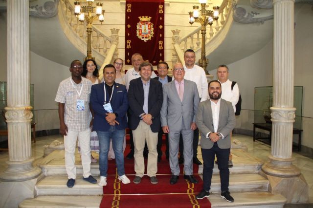 Los participantes en la II Feria de Dinamización del Comercio de la Región recorren Cartagena