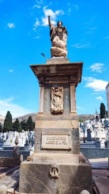 El Ayuntamiento paraliza la restauración del panteón Martínez de la Peña del Cementerio de los Remedios