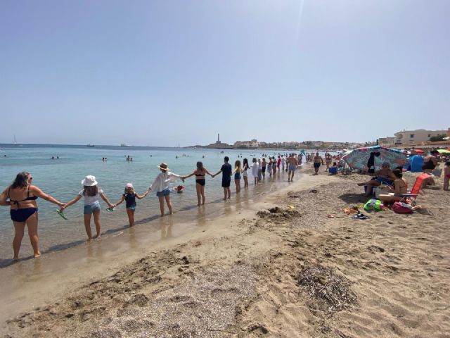 Más de un millar de personas participan en una cadena humana en las playas contra la Ley de Costas