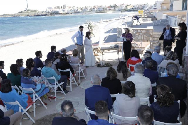 La alcaldesa oficia la primera boda en la playa tras aprobar la ordenanza