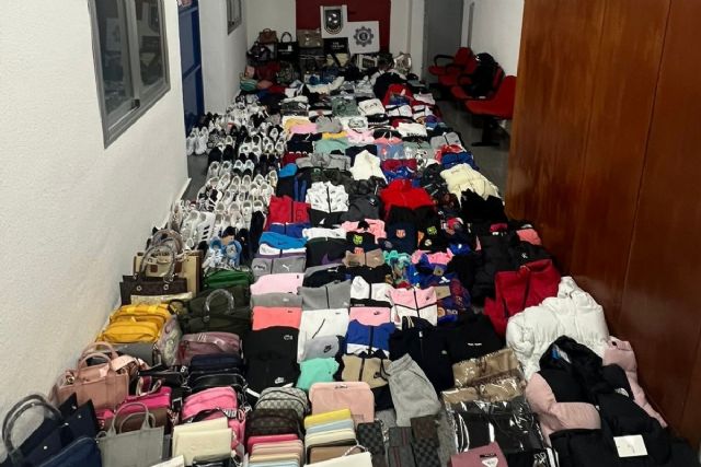 Policía Local de Cartagena decomisa 586 productos de moda falsificados