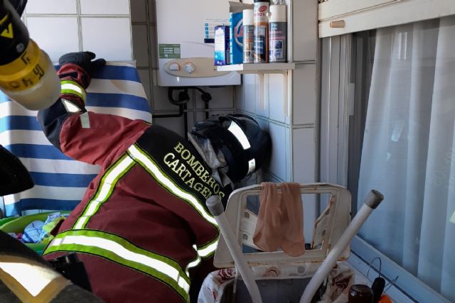 Bomberos de Cartagena neutralizan una fuga de gas en un piso de la Alameda de San Antón