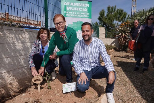 Tres nuevas encinas rinden homenaje a las mujeres rurales en la zona oeste