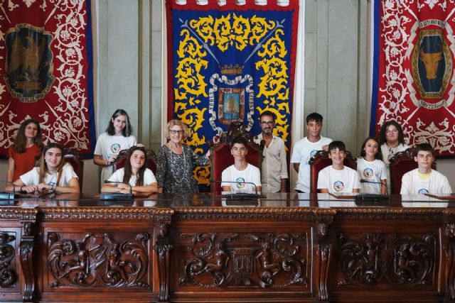 Los alumnos de los colegios Poeta Antonio Oliver y Virginia Pérez y el IES Los Molinos descubren el Palacio Consistorial