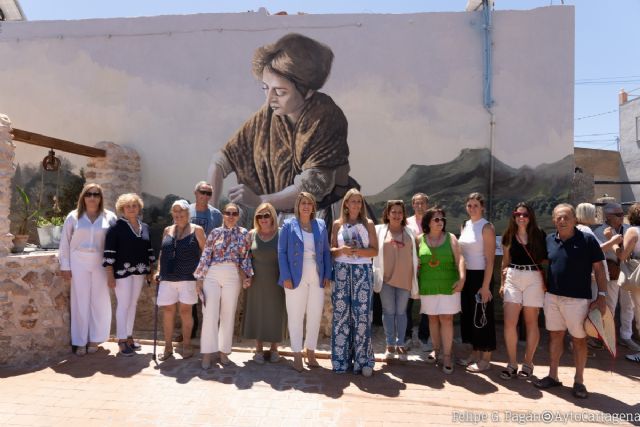 Los Díaz, Los Corteses y Los Roses comienzan sus Fiestas de San Juan inaugurando el Rincón del Aljibe y el nuevo mural de cerámica