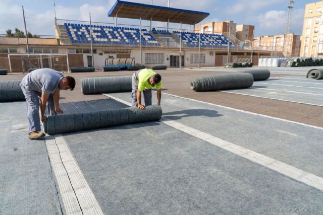 El Ayuntamiento acomete en Urbanización Mediterráneo la mejora del campo de fútbol y la reposición de asfalto en varias calles