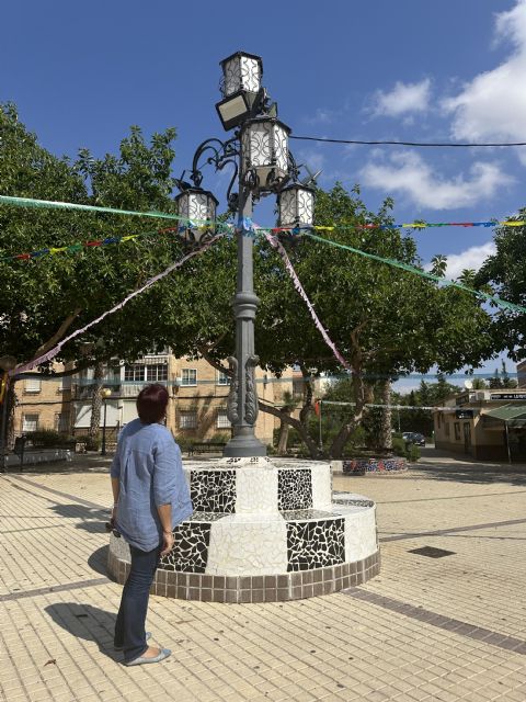 Mercedes Graña (MC) denuncia el estado de abandono de la emblemática farola de la Plaza Padre Marín en La Puyola