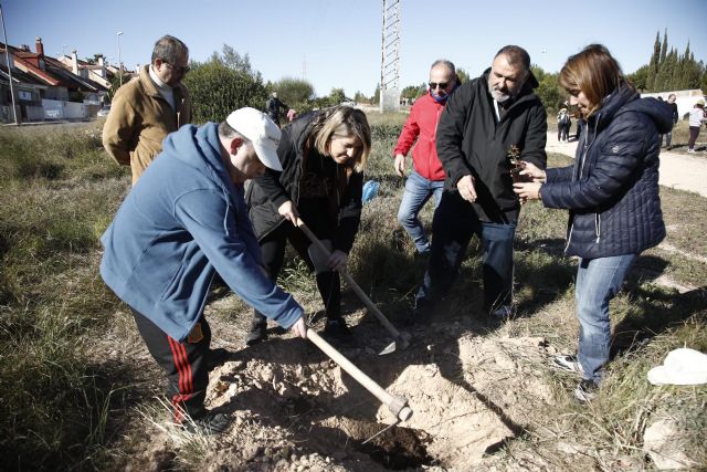 La Vaguada se hace más verde con la plantación de 200 árboles en la avenida del Descubrimiento de América, que conectará con Bosque Romano