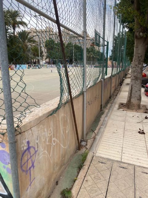 Sí Cartagena denuncia el estado de abandono de la pista deportiva del Ensanche Almarjal