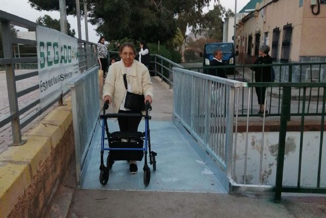 Una pasarela junto al apeadero del tren mejora la movilidad a pie en El Llano del Beal