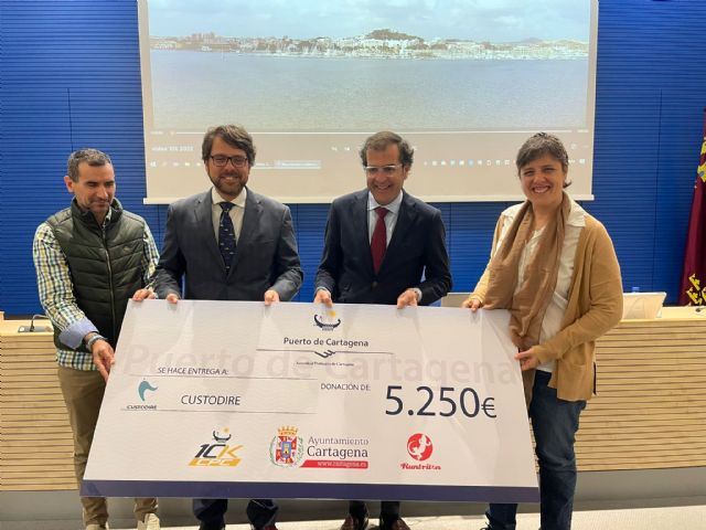 Custoride y Alcer Sureste reciben el cheque solidario de la Carrera 10K Puerto de Cartagena