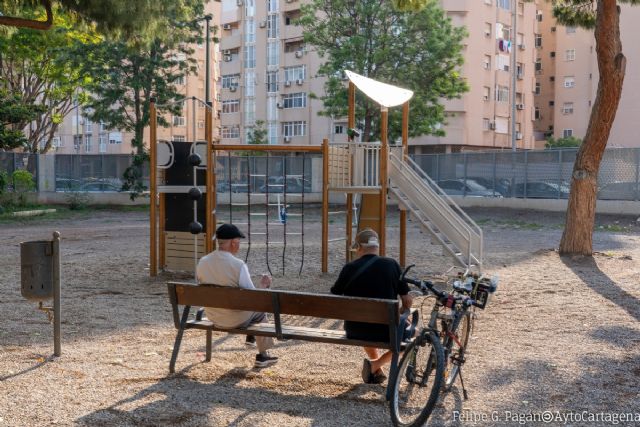 Comienza la renovación de columpios en una veintena de parques infantiles de Cartagena