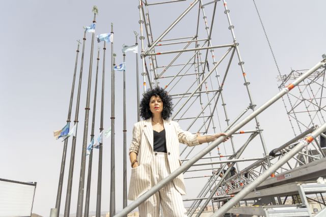 Sonia Navarro ha diseñado las banderas que ondean en La Mar de Músicas de Cartagena