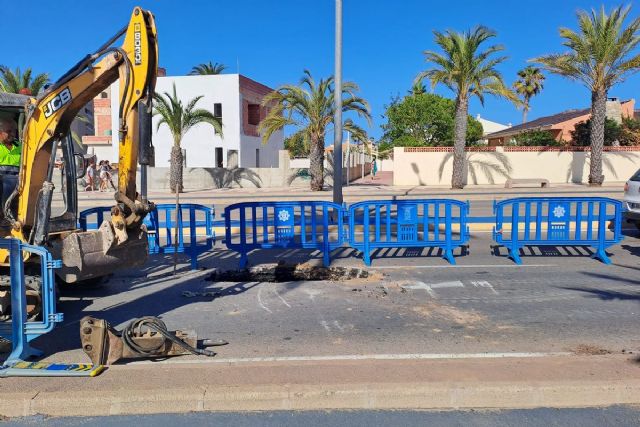 Reparación de un socavón en la Gran Vía de La Manga 