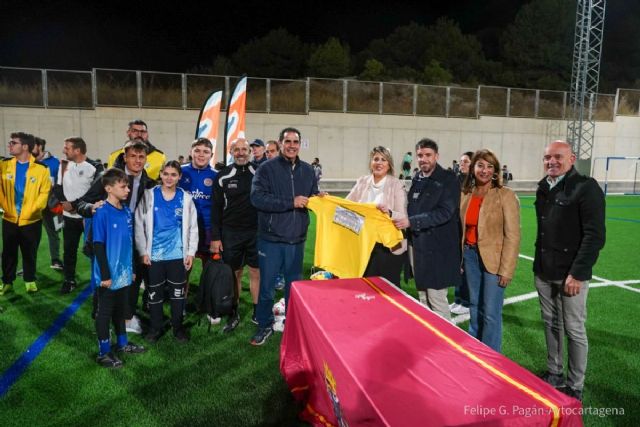 La barriada Villalba de Cartagena estrena campo de fútbol de césped artificial