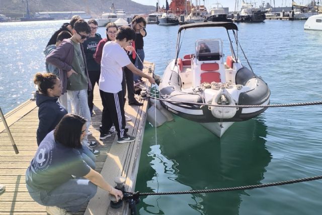 Adolescentes de la Región diseñan aparatos para filmar las profundidades del mar en Cartagena