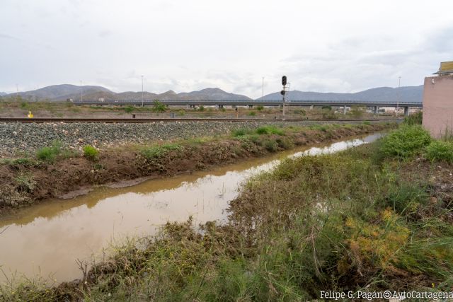 Técnicos del Ayuntamiento y de Adif se reúnen para solucionar los canales de drenaje de las vías de ferrocarril que ayer se desbordaron