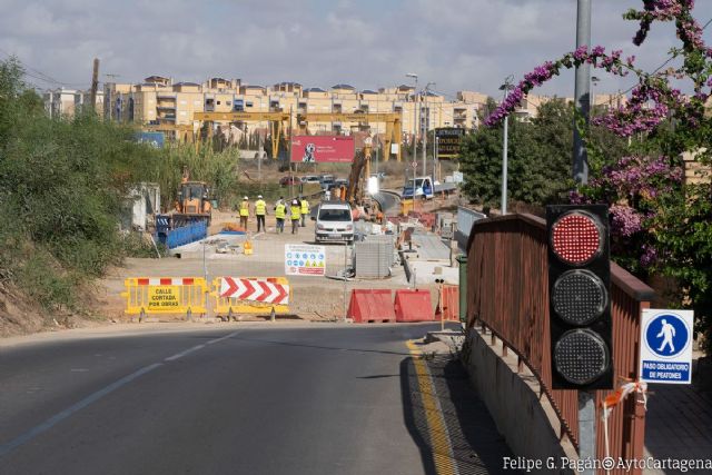 Corte en la carretera de Canteras para terminar el puente sobre la rambla