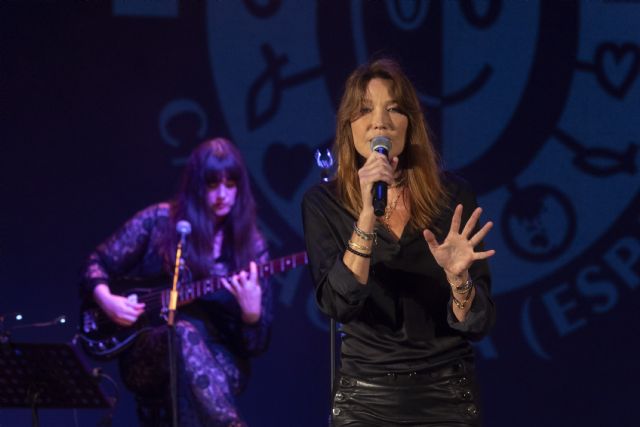 Carla Bruni brilla en una noche en la que Pedro Pastor puso a bailar a La Mar de Músicas