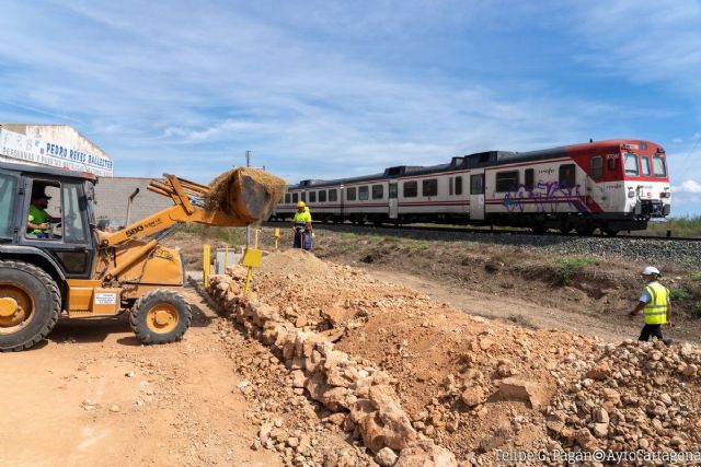 La construcción de un muro en paralelo a las vías del tren evitará la entrada de agua hacia la calle La Fábrica en caso de lluvias