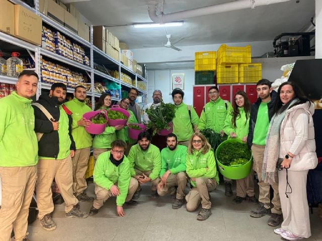 El alumnado trabajador del programa de formación dual ADLE 'Cartagena Economía Circular' entrega en el comedor solidario de Cáritas la cosecha de su huerto formativo