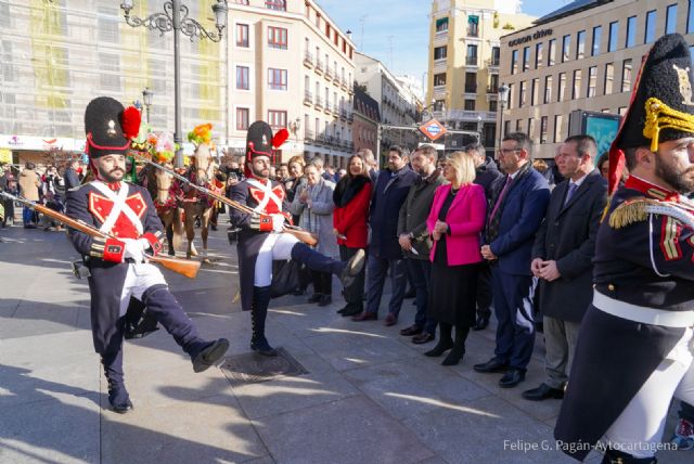 Los granaderos promocionan la Semana Santa de Cartagena en el centro de Madrid