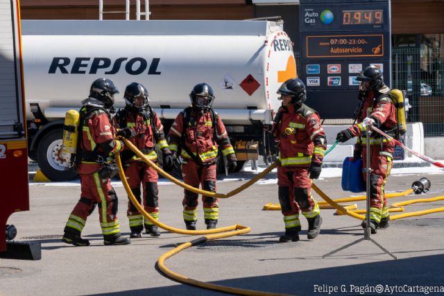 Bomberos y Policía Local de Cartagena participan en un simulacro de incendio en la estación de servicio de Mandarache