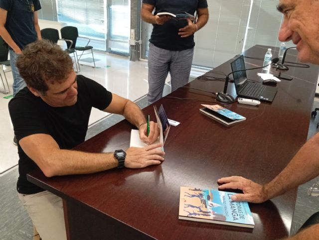 José Luis Domínguez muestra la historia de La Manga en la presentación de su último libro