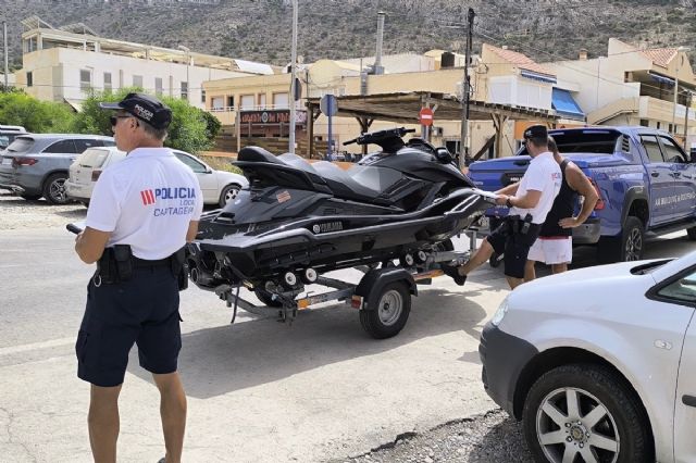 La sección marítima de la Policía Local incrementa los controles de remolques de embarcaciones en tierra