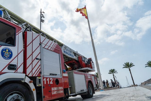 El Ayuntamiento repone la bandera de España del Puerto que fue sustraída durante el puente de agosto