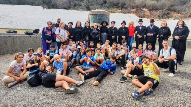 La Asociación Carmesí enseña a los niños las riquezas modernistas del cementerio de Los Remedios