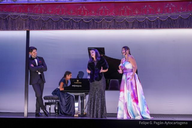 La Carroza del Teatro Real llenó la plaza Juan XIII de Cartagena de las arias de ópera y zarzuela más populares