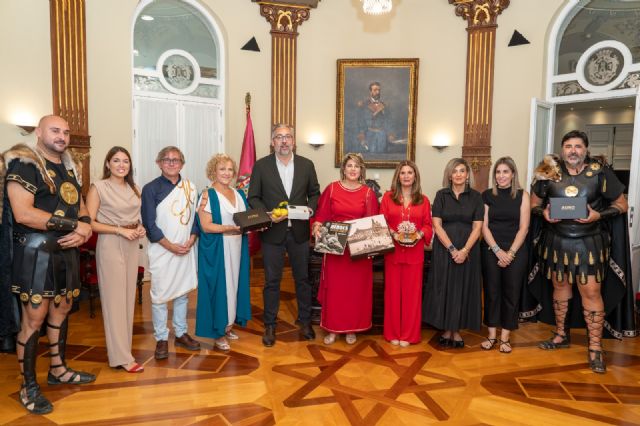 La alcaldesa recibe a las principales autoridades municipales de Linares y Santomera en el día del Gran Desfile de Tropas y Legiones