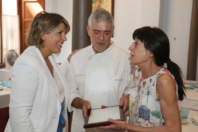 La alcaldesa agradece al Barrio de San Roque los años de servicio a la gastronomía cartagenera