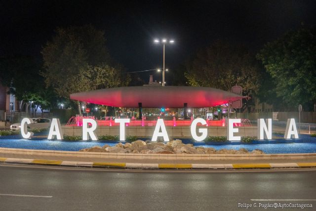 Cartagena ilumina de rojo carmesí sus fuentes para celebrar el 56 cumpleaños del Rey Felipe VI