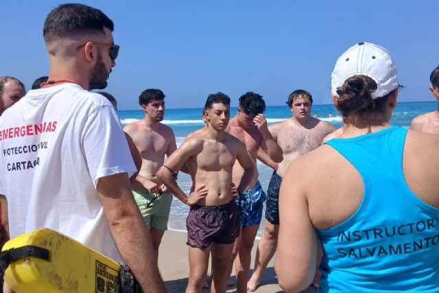 Socorristas de Cartagena se preparan en La Manga para atender emergencias en playas este verano