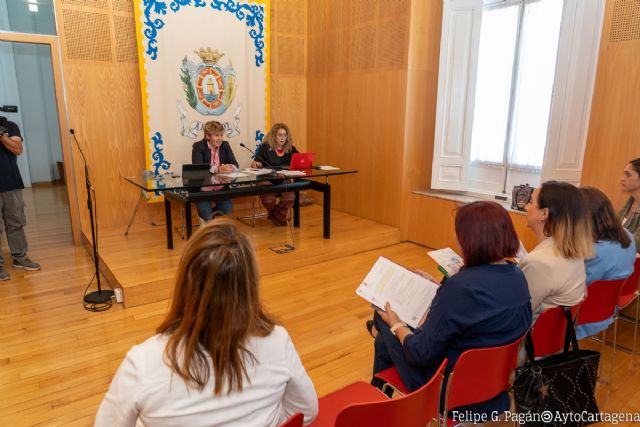 El Ayuntamiento mejora el mercado de Santa Florentina con la instalación de ventiladores de gran tamaño