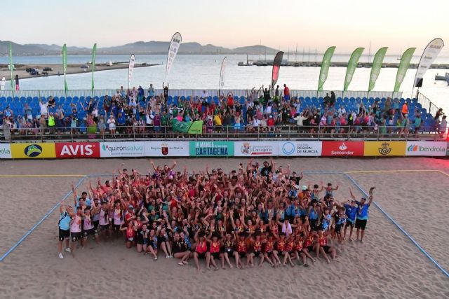 Más 2.000 participantes de 122 equipos se han dado cita en la Copa de España de balonmano playa en La Manga