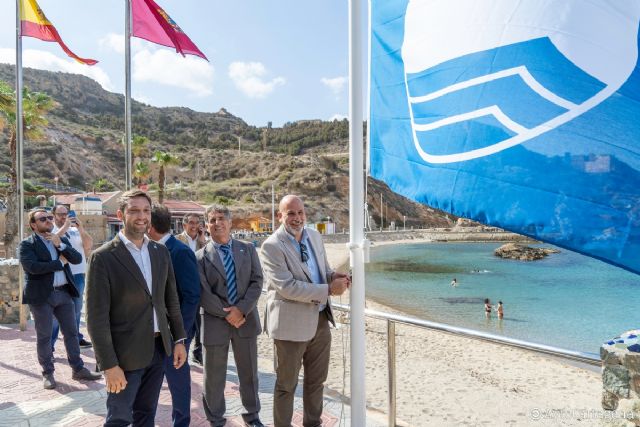 Cartagena recibe las Banderas Azules en playas como Cala Cortina, La Manga y El Portús