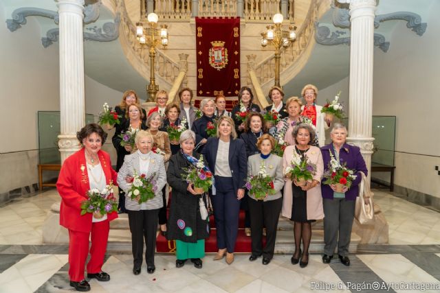 La alcaldesa reúne a las Nazarenas Mayores para valorar el papel de las mujeres en la Semana Santa de Cartagena